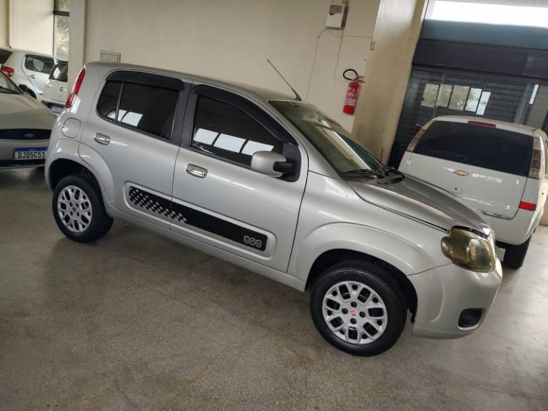 FIAT - UNO - 2016/2016 - Prata - R$ 32.500,00