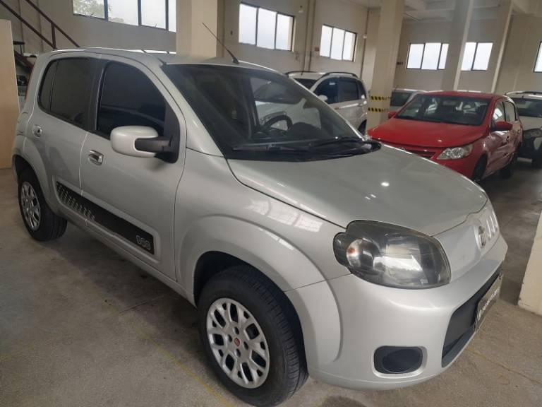FIAT - UNO - 2016/2016 - Prata - R$ 32.500,00