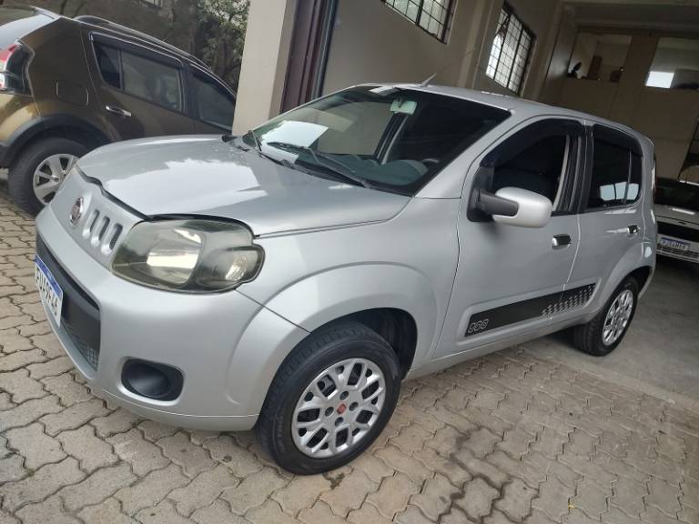 FIAT - UNO - 2016/2016 - Prata - R$ 32.500,00