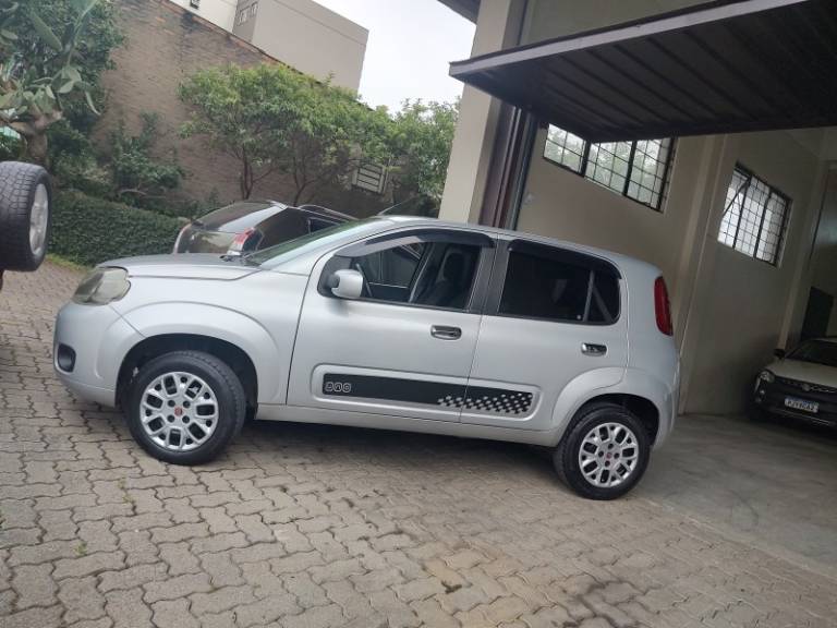 FIAT - UNO - 2016/2016 - Prata - R$ 32.500,00