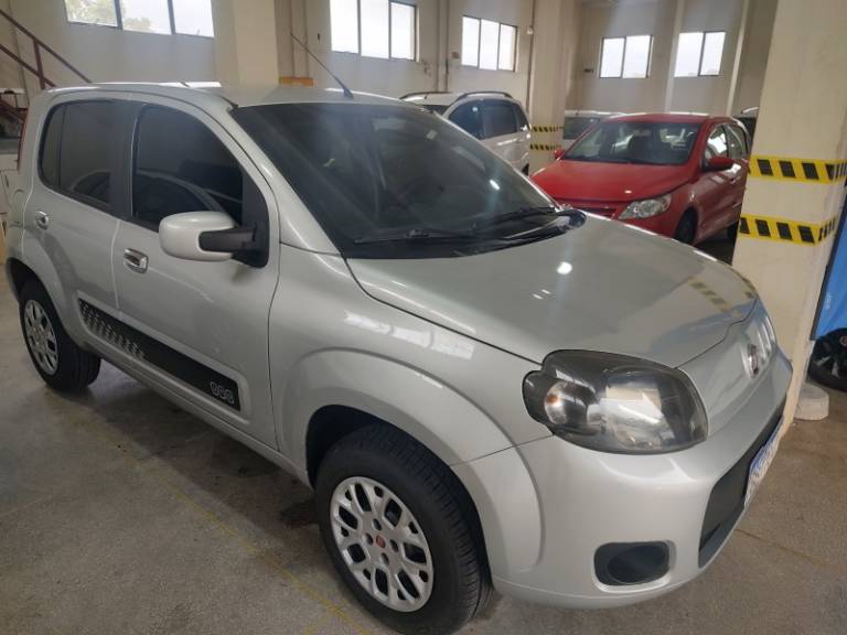 FIAT - UNO - 2016/2016 - Prata - R$ 32.500,00