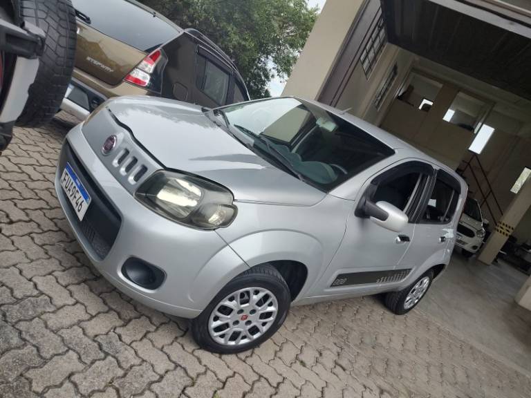 FIAT - UNO - 2016/2016 - Prata - R$ 32.500,00