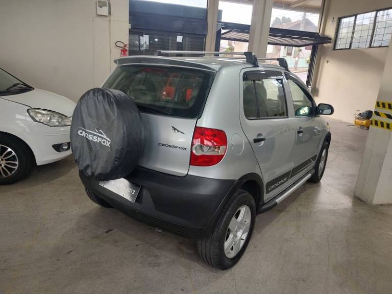 VOLKSWAGEN - CROSSFOX - 2005/2005 - Prata - R$ 25.950,00