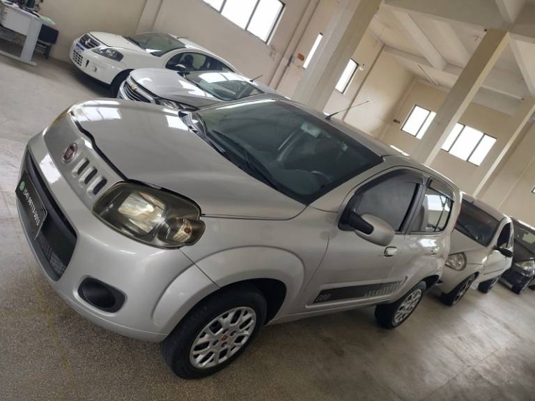 FIAT - UNO - 2016/2016 - Prata - R$ 32.500,00