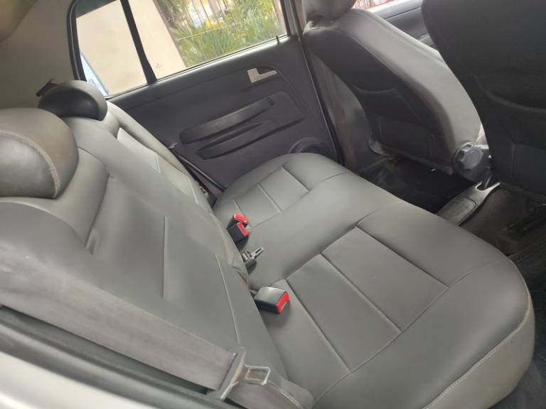VOLKSWAGEN - CROSSFOX - 2005/2005 - Prata - R$ 25.950,00