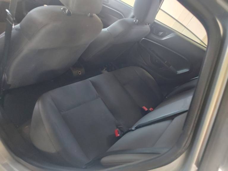 FORD - FIESTA - 2012/2012 - Prata - R$ 32.500,00