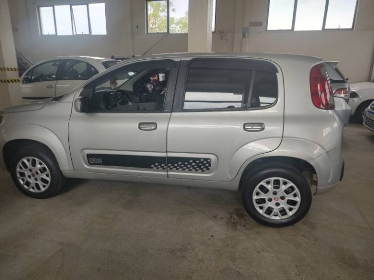 FIAT - UNO - 2016/2016 - Prata - R$ 32.500,00