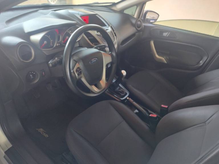 FORD - FIESTA - 2012/2012 - Prata - R$ 32.500,00