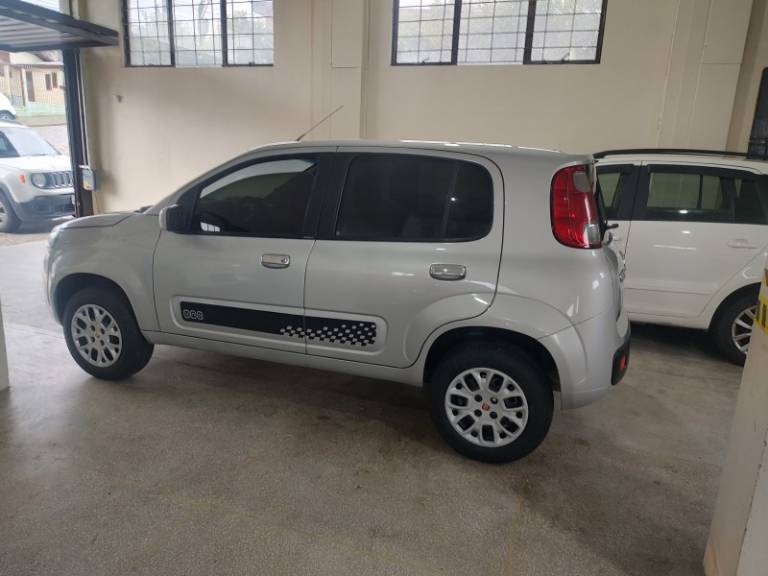 FIAT - UNO - 2016/2016 - Prata - R$ 32.500,00