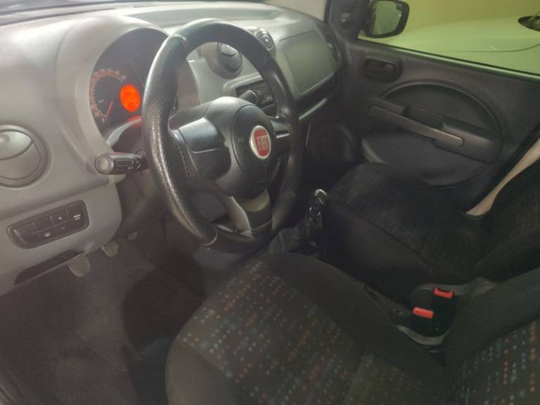 FIAT - UNO - 2016/2016 - Prata - R$ 32.500,00