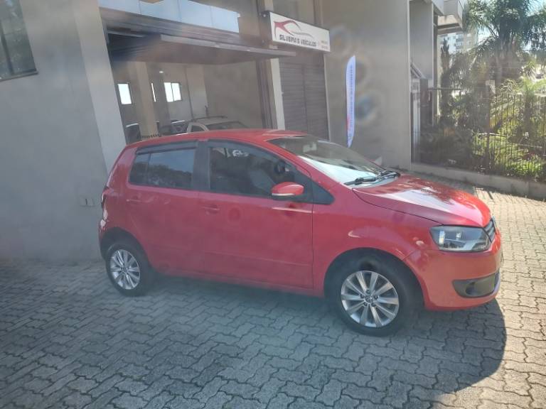 VOLKSWAGEN - FOX - 2012/2012 - Vermelha - R$ 28.950,00