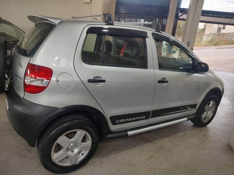 VOLKSWAGEN - CROSSFOX - 2005/2005 - Prata - R$ 25.950,00